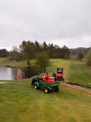 Tett samarbeid med personell på golfklubben.