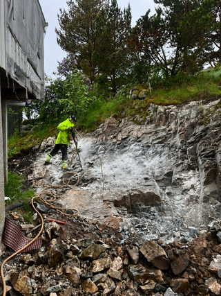 Pigging av fjell og utgravingsarbeid underveis.