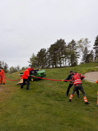 Tett samarbeid med personell på golfklubben.